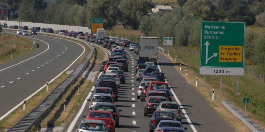 17.08.2013., Krapina – U poslijepodnevnim satima doslo je do stvaranja kilometarskih kolona na autocesti Zagreb-Macelj izmedju cvorova Krapina i Trakoscan u smjeru Slovenije. Photo: Matija Topolovec/PIXSEL 17.08.2013., Krapina – U poslijepodnevnim satima doslo je do stvaranja kilometarskih kolona na autocesti Zagreb-Macelj izmedju cvorova Krapina i Trakoscan u smjeru Slovenije. Photo: Matija Topolovec/PIXSEL