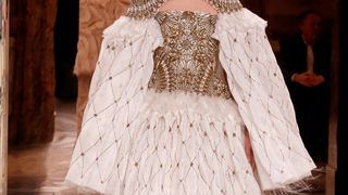 Visoka moda Alexander McQueen brenda za ovu jesen prava je poslastica za ljubitelje drame, inspirirana veličanstvenom kraljevskom odjećom.  Photo: Gianni Pucci/InDigitalteam/GoRunway.com