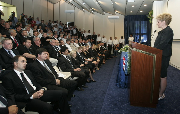 Split, 270611.
Danas je u kino sali na poljudskom stadionu odrzana komemoracija za preminulog Tomislava Ivica nogometnog trenera.
Andjelka Viskovic, zamjenica gradonacelnika
Foto: Jakov Prkic / Cropix Split, 270611.
Danas je u kino sali na poljudskom stadionu odrzana komemoracija za preminulog Tomislava Ivica nogometnog trenera.
Andjelka Viskovic, zamjenica gradonacelnika
Foto: Jakov Prkic / Cropix