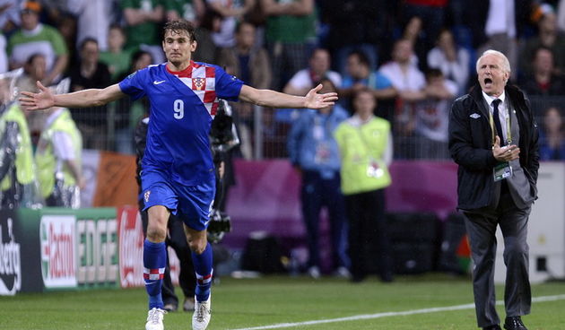 Poznan, 100612.
EURO 2012.
Gradski stadion u Poznanu.
Utakmica prvog kola skupine C, Europskog nogometnog prvenstva u Poljskoj i Ukrajini, izmedju Irske i Hrvatske.
Na fotografiji: Nikica Jelavic i Giovanni Trapattoni.
Foto: Drago Sopta / CROPIX