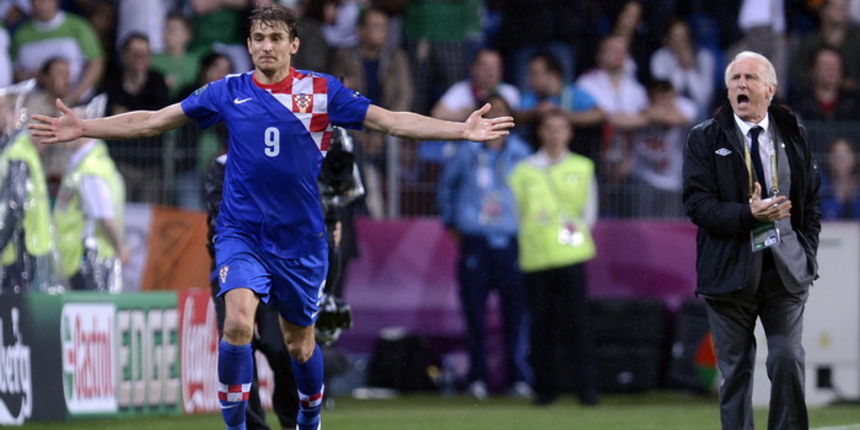 Poznan, 100612.
EURO 2012.
Gradski stadion u Poznanu.
Utakmica prvog kola skupine C, Europskog nogometnog prvenstva u Poljskoj i Ukrajini, izmedju Irske i Hrvatske.
Na fotografiji: Nikica Jelavic i Giovanni Trapattoni.
Foto: Drago Sopta / CROPIX