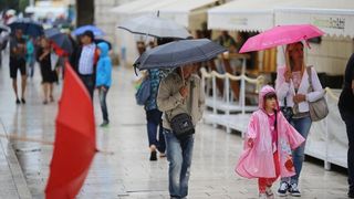 Kisni dan u centru grada nije omeo turiste u setnji i razgledavanju. Photo: Filip Brala/PIXSELL Kisni dan u centru grada nije omeo turiste u setnji i razgledavanju. Photo: Filip Brala/PIXSELL