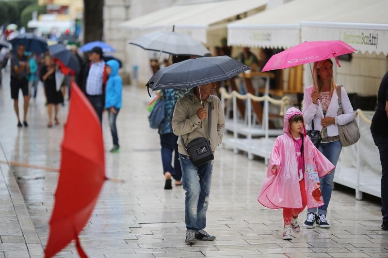 Kisni dan u centru grada nije omeo turiste u setnji i razgledavanju. Photo: Filip Brala/PIXSELL Kisni dan u centru grada nije omeo turiste u setnji i razgledavanju. Photo: Filip Brala/PIXSELL