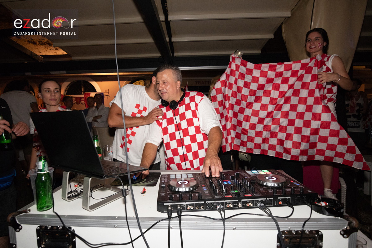 Čudesna noć: Velika fešta ulicama Zadra nakon plasmana Vatrenih u finale SP Čudesna noć: Velika fešta ulicama Zadra nakon plasmana Vatrenih u finale SP