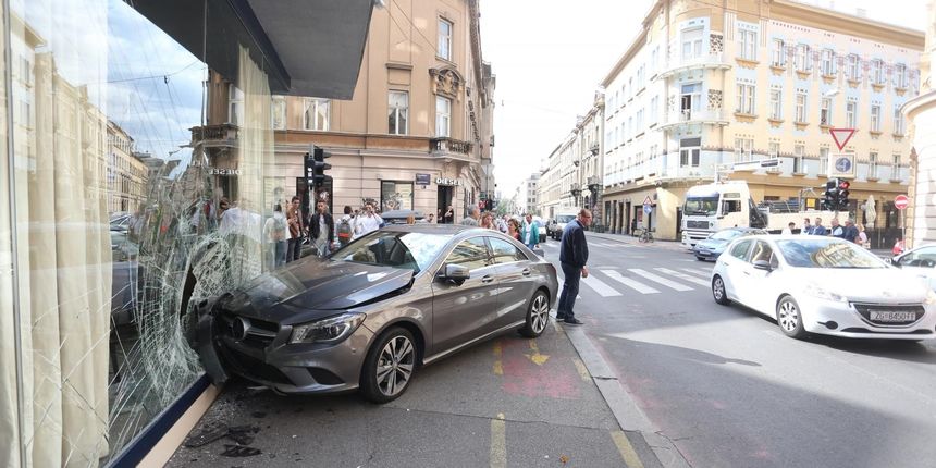 Neobicna prometna nesreca u kojoj je luksuzni automobil Mercedes na raskrizju Gunduliceve i Masarykove ulice uletio kroz staklo u restoran Takenoko