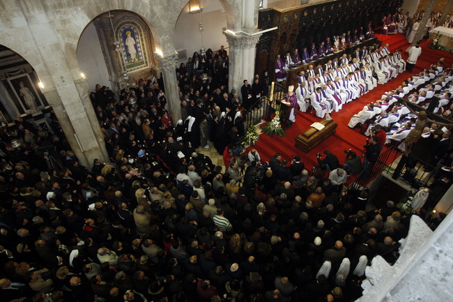 Zadar, 300110.
Pogreb zadarskog nadbiskupa Ivana Prendje u crkvi Svete Stosije.
Zadarski nadbiskup Ivan Prendja preminuo je iznenada  25. sijecnja 2010. godine u Zagrebu u 71. godini zivota, nakon 46 godina svecenistva i 20 godina biskupstva.
Na fotografi