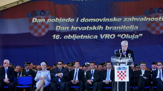 Knin, 050811.
Podizanjem zastave na Kninskoj tvrdjavi i postrojavanjem vojnih snaga na nogometnom igralistu obiljezena je 16. obljetnica VRO Oluja, Dan pobjede i domovinske zahvalnosti i Dan hrvatskih branitelja.
Na fotografiji: Predsjednik Ivo Josipovic Knin, 050811.
Podizanjem zastave na Kninskoj tvrdjavi i postrojavanjem vojnih snaga na nogometnom igralistu obiljezena je 16. obljetnica VRO Oluja, Dan pobjede i domovinske zahvalnosti i Dan hrvatskih branitelja.
Na fotografiji: Predsjednik Ivo Josipovic