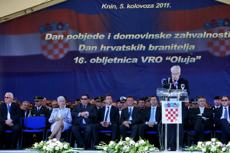 Knin, 050811.
Podizanjem zastave na Kninskoj tvrdjavi i postrojavanjem vojnih snaga na nogometnom igralistu obiljezena je 16. obljetnica VRO Oluja, Dan pobjede i domovinske zahvalnosti i Dan hrvatskih branitelja.
Na fotografiji: Predsjednik Ivo Josipovic Knin, 050811.
Podizanjem zastave na Kninskoj tvrdjavi i postrojavanjem vojnih snaga na nogometnom igralistu obiljezena je 16. obljetnica VRO Oluja, Dan pobjede i domovinske zahvalnosti i Dan hrvatskih branitelja.
Na fotografiji: Predsjednik Ivo Josipovic