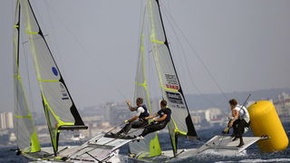 Zadar, 040909.
Europsko prvenstvo u jedrenju za klasu 49er 2009.
Dan kakav pravi jedrlicar moze samo pozeljeti. U zadarskom kanalu jugo preko 20 cvorova. jedrio se peti dan europskog prvenstva u jedrenju za klasu 49er. Odvozila su se cak 4 plova.
Na slici