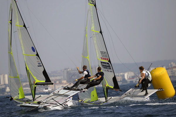 Zadar, 040909.
Europsko prvenstvo u jedrenju za klasu 49er 2009.
Dan kakav pravi jedrlicar moze samo pozeljeti. U zadarskom kanalu jugo preko 20 cvorova. jedrio se peti dan europskog prvenstva u jedrenju za klasu 49er. Odvozila su se cak 4 plova.
Na slici