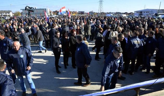 Mirni prosvjedni skup na stadionu u Orasju na kojem se okupilo vise tisuca mjestana Orasja i okolice, a s kojega je poslana poruka podrske uhicenim pripadnicima HVO-a na celu s generalom Matuzovicem, zapovjednikom 106.brogade HVO-a. Photo: Ivica Galovic/