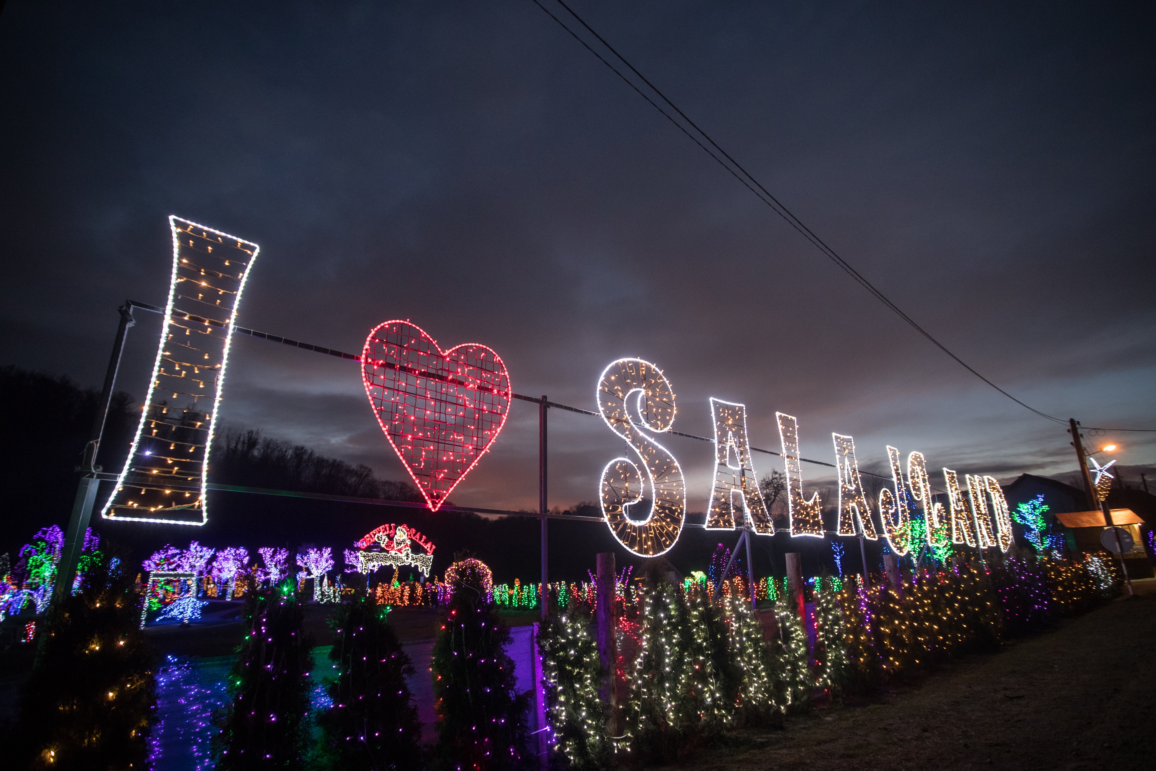 Još raskošnije izdanje: pogledajte kako izgleda Božićna priča obitelji Salaj gdje je ove godine zasjalo rekordnih 2.5 milijuna lampica