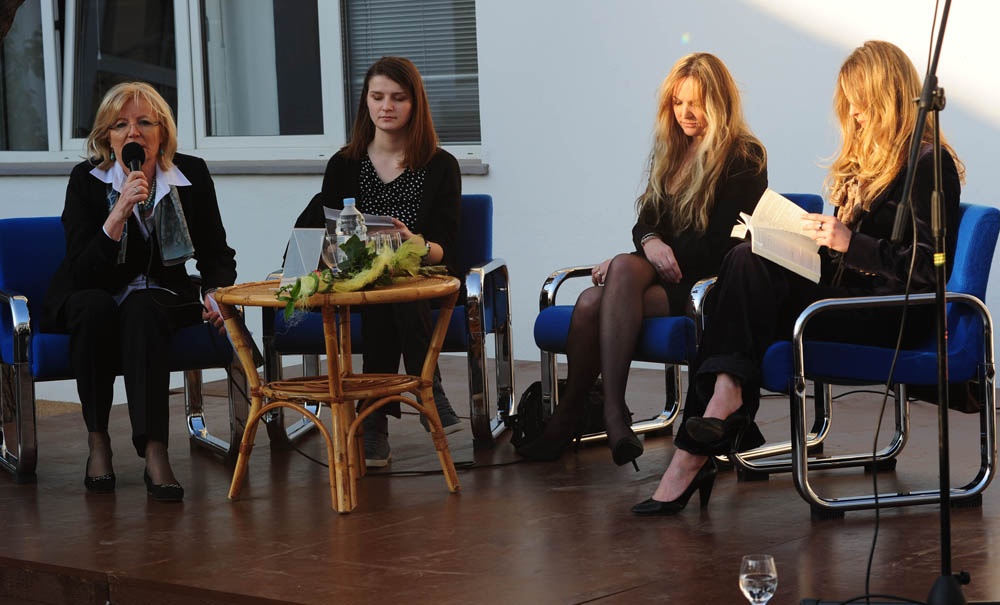 Zadar, 28.03.2012. snimio: Nenad Marčev
Marijana Dokoza
Promocija knjige Naranyjin plač
Gradska knjižnica
Tekst iz knjige čitala Vanessa Radman Zadar, 28.03.2012. snimio: Nenad Marčev
Marijana Dokoza
Promocija knjige Naranyjin plač
Gradska knjižnica
Tekst iz knjige čitala Vanessa Radman