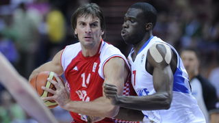 Katowice, 200909.
Dvorana Sport Arena Spodek.
Europsko prvenstvo u kosarci u Poljskoj, razigravanje izmedju Francuske i Hrvatske za peto mjesto na prvenstvu.
Na slici: Sandro Nicevic i Alain Koffi.
Foto: Drago Sopta  / CROPIX