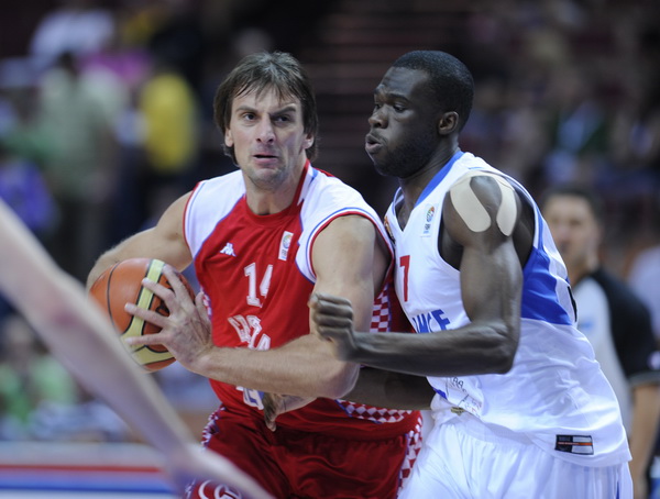 Katowice, 200909.
Dvorana Sport Arena Spodek.
Europsko prvenstvo u kosarci u Poljskoj, razigravanje izmedju Francuske i Hrvatske za peto mjesto na prvenstvu.
Na slici: Sandro Nicevic i Alain Koffi.
Foto: Drago Sopta  / CROPIX