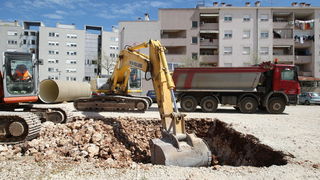 Zadar, 150413.
Ulica Petra Skoke i Marina Getaldica. Pocetak radova na ugradnji kolektora oborinskih voda i kolnika s infrastrukturom vrijedan 40 milijuna kuna. Na fotografiji detalj sa gradilista.
Foto: Jure Miskovic / CROPIX