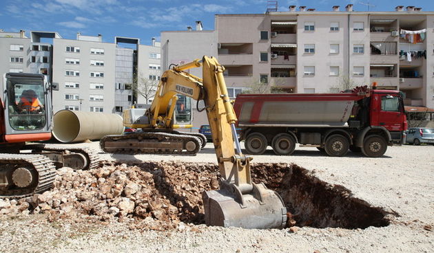 Zadar, 150413.
Ulica Petra Skoke i Marina Getaldica. Pocetak radova na ugradnji kolektora oborinskih voda i kolnika s infrastrukturom vrijedan 40 milijuna kuna. Na fotografiji detalj sa gradilista.
Foto: Jure Miskovic / CROPIX