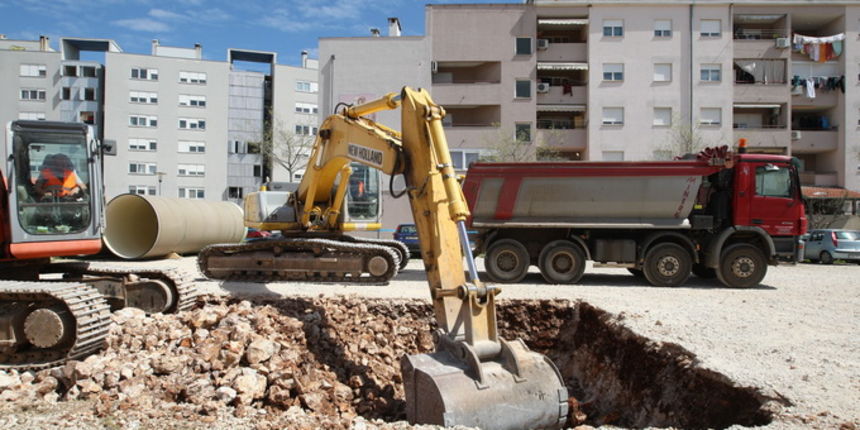 Zadar, 150413.
Ulica Petra Skoke i Marina Getaldica. Pocetak radova na ugradnji kolektora oborinskih voda i kolnika s infrastrukturom vrijedan 40 milijuna kuna. Na fotografiji detalj sa gradilista.
Foto: Jure Miskovic / CROPIX Zadar, 150413.
Ulica Petra Skoke i Marina Getaldica. Pocetak radova na ugradnji kolektora oborinskih voda i kolnika s infrastrukturom vrijedan 40 milijuna kuna. Na fotografiji detalj sa gradilista.
Foto: Jure Miskovic / CROPIX