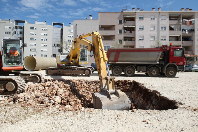 Zadar, 150413.
Ulica Petra Skoke i Marina Getaldica. Pocetak radova na ugradnji kolektora oborinskih voda i kolnika s infrastrukturom vrijedan 40 milijuna kuna. Na fotografiji detalj sa gradilista.
Foto: Jure Miskovic / CROPIX