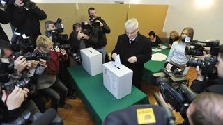 Zagreb, 041211.
Parlamentarni izbori 2011.
Biracko mjesto u Palmoticevoj 30.
Na slici: glasovanje predsjednika RH Ive Josipovica.
Foto: Marko Miscevic / CROPIX