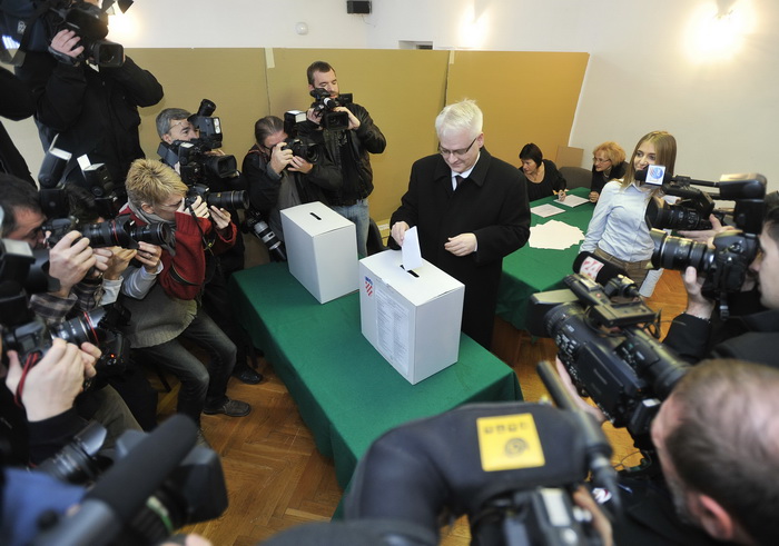 Zagreb, 041211.
Parlamentarni izbori 2011.
Biracko mjesto u Palmoticevoj 30.
Na slici: glasovanje predsjednika RH Ive Josipovica.
Foto: Marko Miscevic / CROPIX