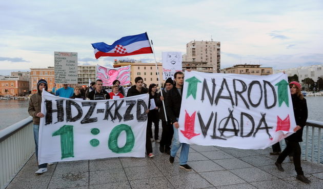 Zadar, 190311
I u Zadru su danas odrzani prosvjedi protiv Vlade RH. Prosvjednici su se okupili u 16 sati na Branimirovoj obali. Njih 200 – 300 se u prosvjednoj setnji gradom zaustavilo ispred HDZ-a, SDP-a i rektorata.
Foto: Andrija Lucic / CROPIX