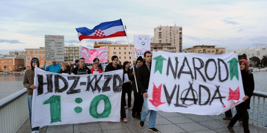Zadar, 190311
I u Zadru su danas odrzani prosvjedi protiv Vlade RH. Prosvjednici su se okupili u 16 sati na Branimirovoj obali. Njih 200 – 300 se u prosvjednoj setnji gradom zaustavilo ispred HDZ-a, SDP-a i rektorata.
Foto: Andrija Lucic / CROPIX Zadar, 190311
I u Zadru su danas odrzani prosvjedi protiv Vlade RH. Prosvjednici su se okupili u 16 sati na Branimirovoj obali. Njih 200 – 300 se u prosvjednoj setnji gradom zaustavilo ispred HDZ-a, SDP-a i rektorata.
Foto: Andrija Lucic / CROPIX