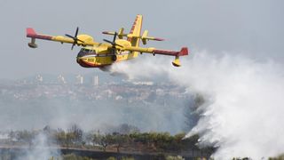 Kanaderi i air tractori gasili požar u blizini dikljanskih kuća i vikendica Kanaderi i air tractori gasili požar u blizini dikljanskih kuća i vikendica