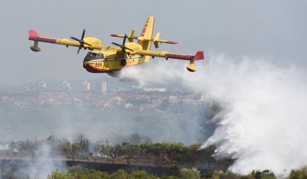 Kanaderi i air tractori gasili požar u blizini dikljanskih kuća i vikendica