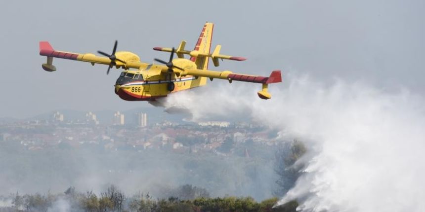 Kanaderi i air tractori gasili požar u blizini dikljanskih kuća i vikendica Kanaderi i air tractori gasili požar u blizini dikljanskih kuća i vikendica