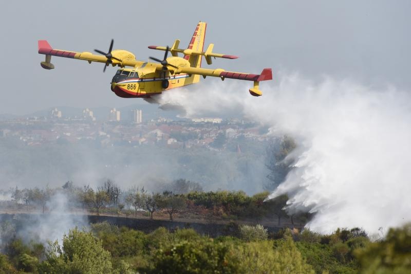 Kanaderi i air tractori gasili požar u blizini dikljanskih kuća i vikendica Kanaderi i air tractori gasili požar u blizini dikljanskih kuća i vikendica