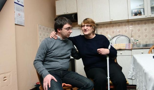 Petlovac – Pomocnik ministra branitelja Bojan Glavasevic urucio je novcanu pomoc i 10 metara drva Mariji Canjko koja zivi na rubu egzistencije, a ciju je kci institucije nisu prepoznale kao civilnu zrtvu rata. Photo: Marko Mrkonjic/PIXSELL