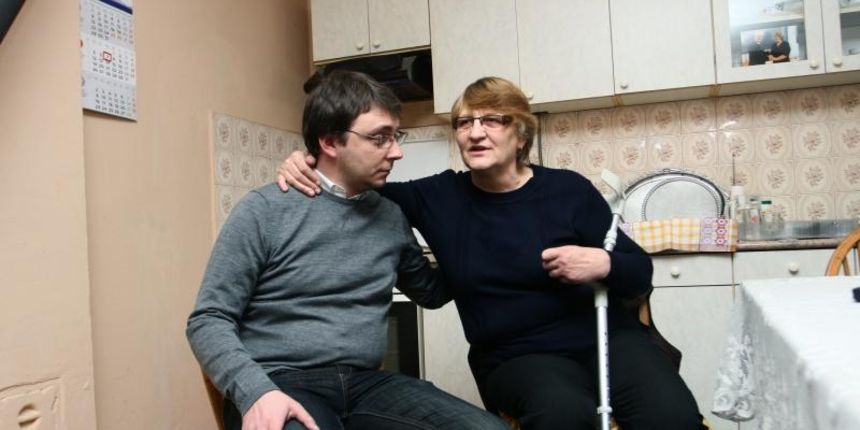 Petlovac – Pomocnik ministra branitelja Bojan Glavasevic urucio je novcanu pomoc i 10 metara drva Mariji Canjko koja zivi na rubu egzistencije, a ciju je kci institucije nisu prepoznale kao civilnu zrtvu rata. Photo: Marko Mrkonjic/PIXSELL Petlovac – Pomocnik ministra branitelja Bojan Glavasevic urucio je novcanu pomoc i 10 metara drva Mariji Canjko koja zivi na rubu egzistencije, a ciju je kci institucije nisu prepoznale kao civilnu zrtvu rata. Photo: Marko Mrkonjic/PIXSELL