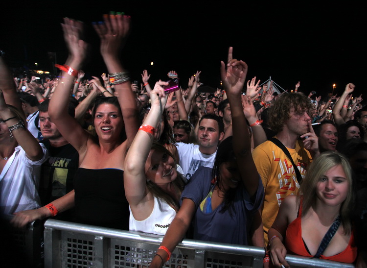 Zrce, 090711.
Na prvom hrvatskom Big Beach partyju na plazi Zrce nastupio je Fatboy Slim pred oko 10 tisuca posjetitelja. Fatboy Slim, DJ za siroke narodne mase. Svo vrijeme dvosatnog nastupa drzao je publiku u visokom ritmu tako da je ona svo vrijeme ple Zrce, 090711.
Na prvom hrvatskom Big Beach partyju na plazi Zrce nastupio je Fatboy Slim pred oko 10 tisuca posjetitelja. Fatboy Slim, DJ za siroke narodne mase. Svo vrijeme dvosatnog nastupa drzao je publiku u visokom ritmu tako da je ona svo vrijeme ple