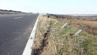 U prometnoj nesreći na Kalmetini cesti vozač probio zaštitnu ogradu