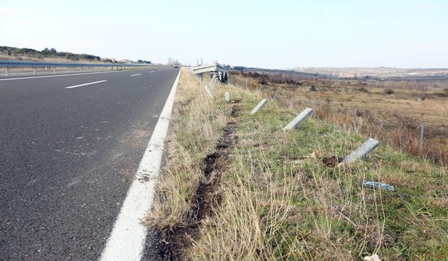 U prometnoj nesreći na Kalmetini cesti vozač probio zaštitnu ogradu