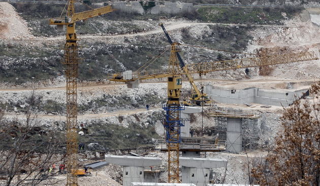 Krizisce, 300113.
Dizalica Konstruktora na vijaduktu Krizisce na gradilistu ceste Sveti Kuzam – Krizisce. Radnici Kostruktora blokiraju gradiliste zbog 7 neisplacenih placa.
Foto: Tea Cimas / CROPIX