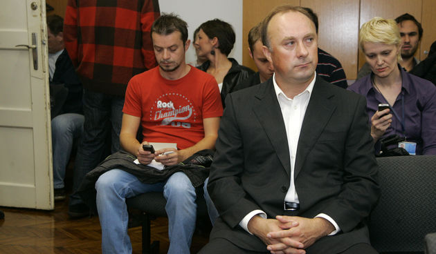 Zupanijski sud Bivsi potpredsjednik vlade i ministar gospodarstva, rada i poduzetnistva Damir Polancec danas je prvi put sjeo na optuzenicku klupu zagrebackoga zupanijskog suda, njega i odvjetnika Petra Miletica sude za stetu od 500.000kn.Ovo je prvo sudj