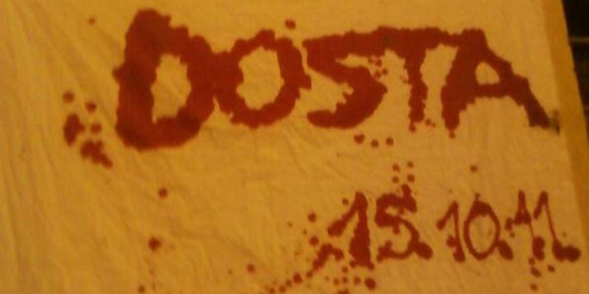 Prosvjednik vlastitom krvlju ispisao transparent, foto: danas.net.hr Prosvjednik vlastitom krvlju ispisao transparent, foto: danas.net.hr