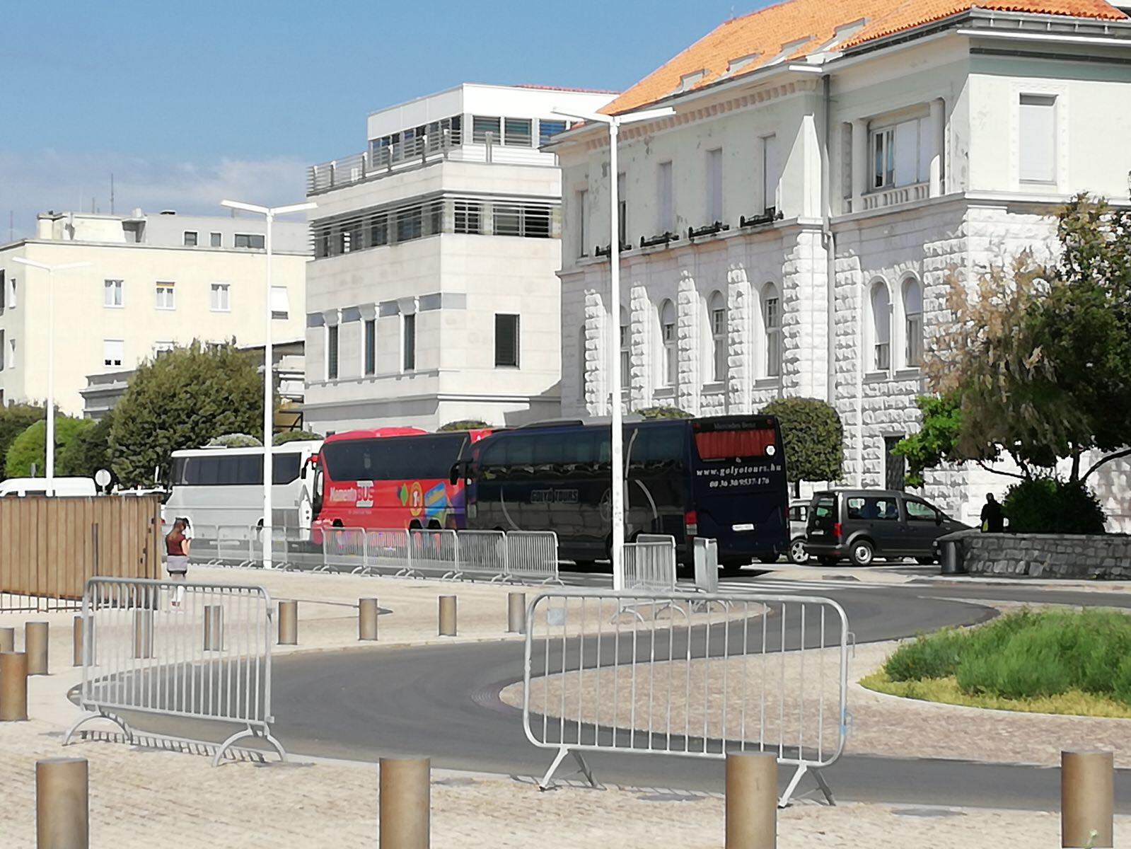 Svakodnevne situacije zadarskom na poluotoku: prometne nevolje zbog lošeg rješenja ukrcajno/iskrcajnih mjesta za turističke autobuse