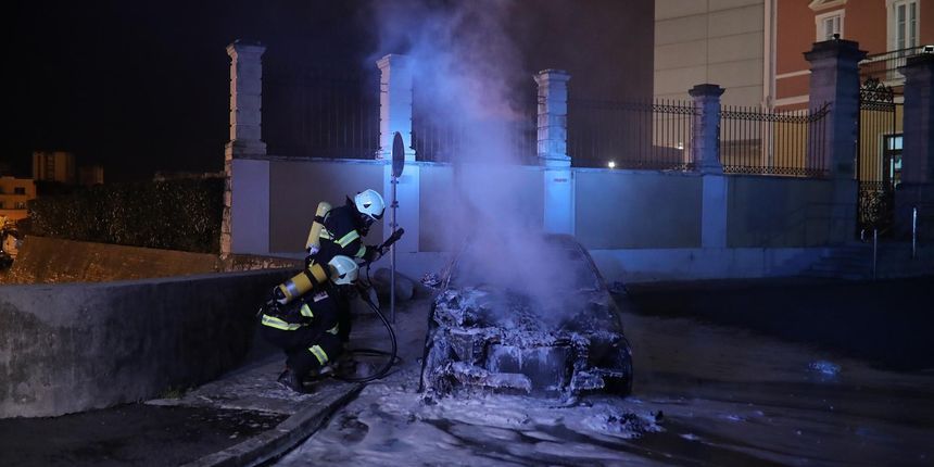 U Zadru plamen progutao BMW U Zadru plamen progutao BMW