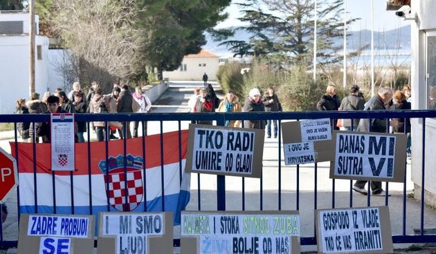 Zadar – Prosvjed radnica Adrie, koje su jutros blokirale ulaz u tvornicu stecajnom upravitelju. Adria, stecaj. Photo: Dino Stanin/PIXSELL