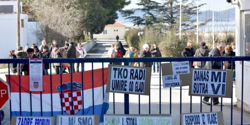 Zadar – Prosvjed radnica Adrie, koje su jutros blokirale ulaz u tvornicu stecajnom upravitelju. Adria, stecaj. Photo: Dino Stanin/PIXSELL Zadar – Prosvjed radnica Adrie, koje su jutros blokirale ulaz u tvornicu stecajnom upravitelju. Adria, stecaj. Photo: Dino Stanin/PIXSELL