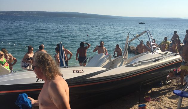 Gliser bez vozača nasukan na crikveničkoj plaži