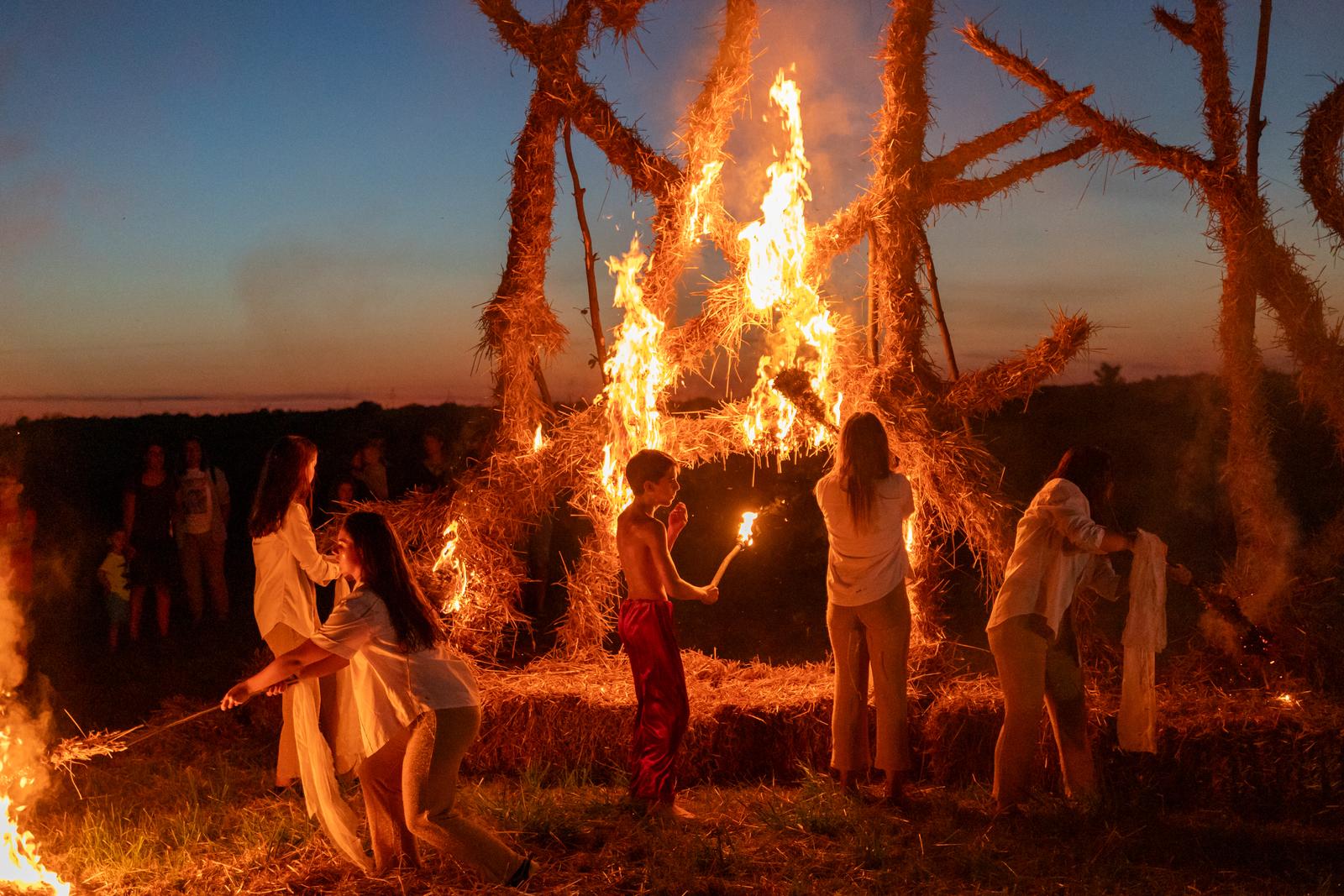 Kozjak: 17. Međunarodni Slama Land Art Festival – “Zlatno doba” Kozjak: 17. Međunarodni Slama Land Art Festival – “Zlatno doba”