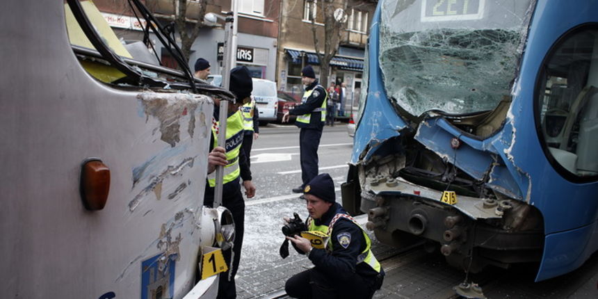 Zagreb, 100113.Maksimirska ulica.Najmanje 17 ljudi zatrazilo je lijecnicku pomoc nakon sudara dvaju tramvaja koji se dogodio u 11.07 sati u Maksimirskoj ulici kod kucnog broja 82. Prema prvim informacijama s mjesta dogadjaja, nesreca se dogodila kada se