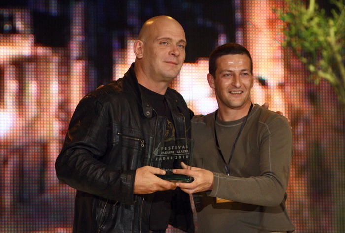 Zadar, 131110.
Dvorana Kresimira Cosica.
Festival zabavne glazbe Zadar 2010. Druga vecer.
Na fotografiji: Zoran Jelenkovic, dobitnik prve nagrade publike i Damir Bucic, organizator festivala
Foto: Vladimir Ivanov / Cropix Zadar, 131110.
Dvorana Kresimira Cosica.
Festival zabavne glazbe Zadar 2010. Druga vecer.
Na fotografiji: Zoran Jelenkovic, dobitnik prve nagrade publike i Damir Bucic, organizator festivala
Foto: Vladimir Ivanov / Cropix