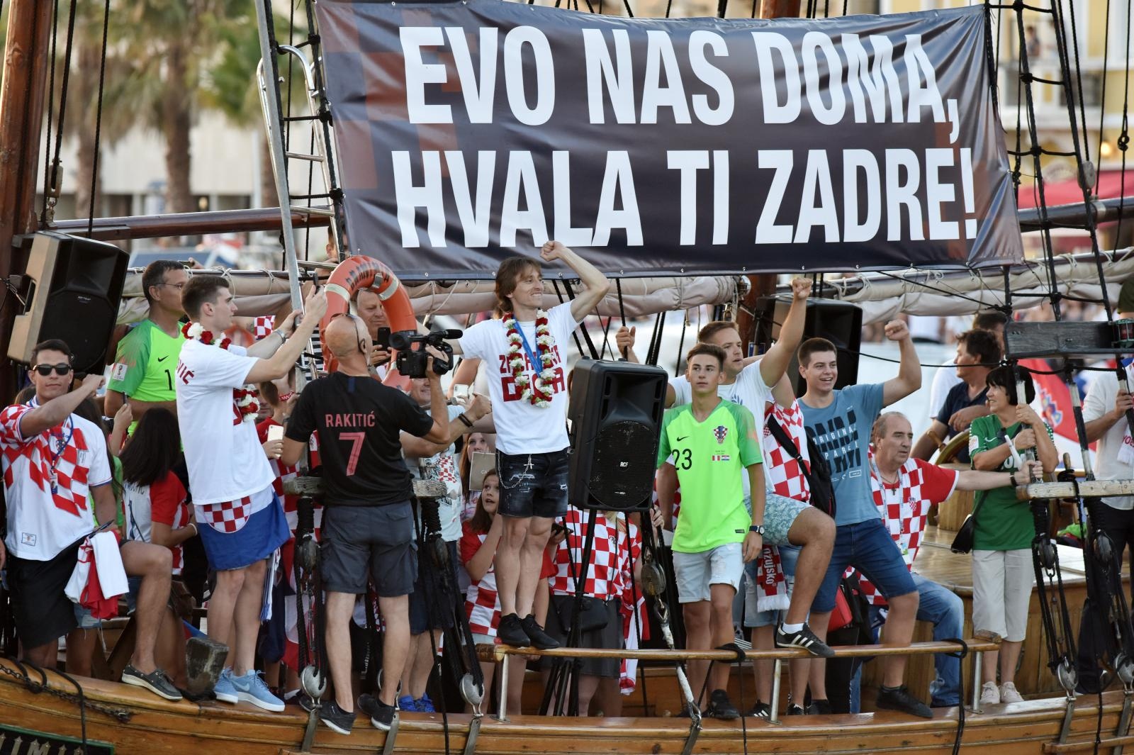 Svečani doček zadarskih Vatrenih: Jedrenjakom Branimir plovili od Gradskog mosta do gata na zadarskoj rivi