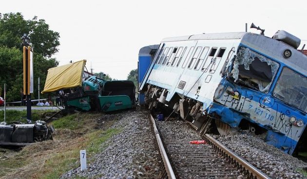 Nalet putnickog vlaka na radni stroj za asfaltiranje ceste na drzavnoj cesti izmedju Nasica i Nasickog Markovca pri cemu je poginuo vozac stroja. Photo: Marko Mrkonjic/PIXSELL