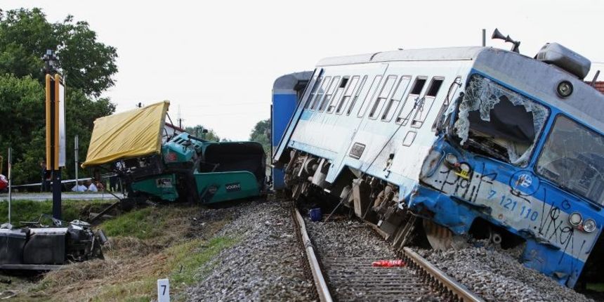 Nalet putnickog vlaka na radni stroj za asfaltiranje ceste na drzavnoj cesti izmedju Nasica i Nasickog Markovca pri cemu je poginuo vozac stroja. Photo: Marko Mrkonjic/PIXSELL Nalet putnickog vlaka na radni stroj za asfaltiranje ceste na drzavnoj cesti izmedju Nasica i Nasickog Markovca pri cemu je poginuo vozac stroja. Photo: Marko Mrkonjic/PIXSELL